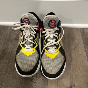 Nike Lebron looney tunes Size 9